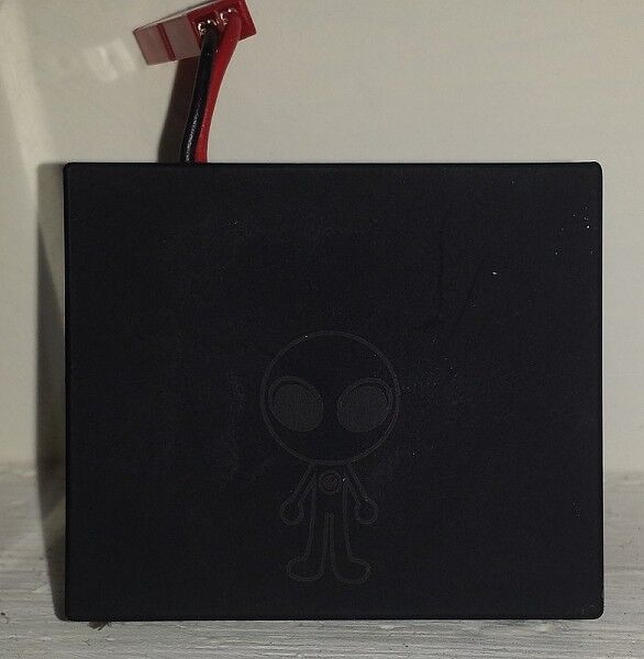 מכשיר האזנה עם גלאי תזוזה